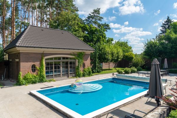Comment choisir une entreprise pour installer votre piscine carrée